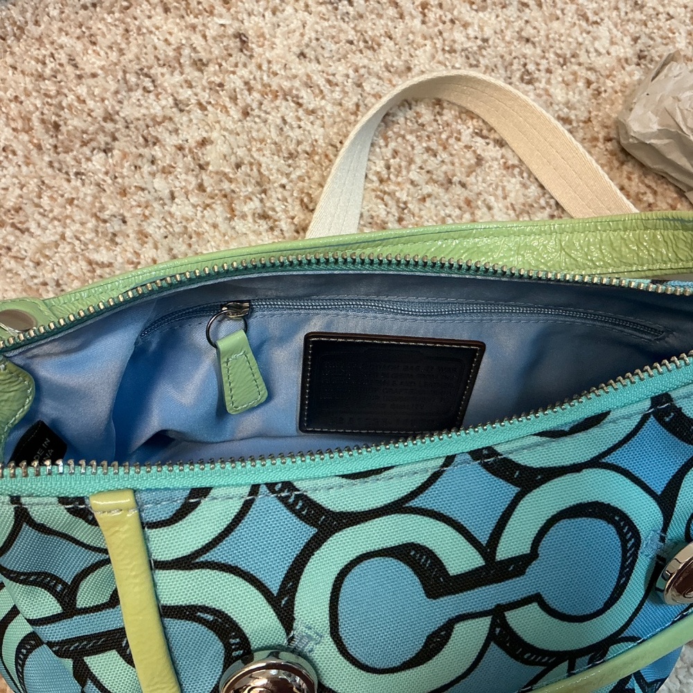 New blue & green small Coach crossbody/shoulderbag with chain details in front. - Picture 4 of 6